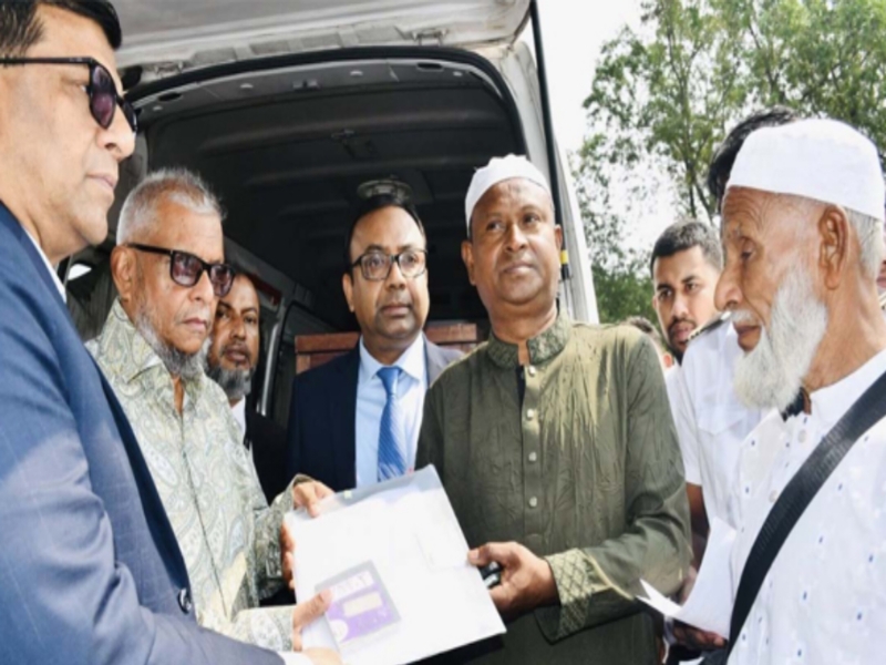 মধ্যপ্রাচ্যে নিহত প্রবাসীর মরদেহ গ্রহণ করলেন প্রবাসী কল্যাণ মন্ত্রী