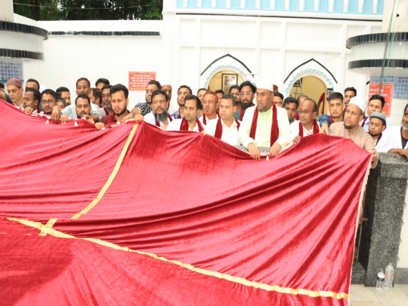 প্রধানমন্ত্রীর পক্ষে মাজারে গিলাফ ছড়ালেন সিসিক প্রশাসক