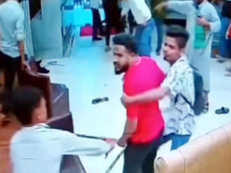 জিন্দাবাজারে সংবাদকর্মীর ওপর ‘কাচ্চি ডাইন’ স্টাফ ও সন্ত্রাসীদের বর্বর হামলা: আটক ২