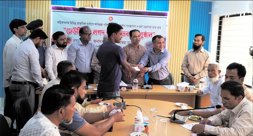 জগন্নাথপুরে দুর্যোগে ক্ষতিগ্রস্তদের  মাঝে ঢেউটিন ও নগদ অর্থ বিতরণ