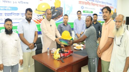 নিরাপত্তা সরঞ্জাম বিতরণ অনুষ্ঠানে কাইয়ুম চৌধুরী দায়িত্ব পালনের সময় প্রত্যেক কর্মীকে অবশ্যই প্রয়োজনীয় সুরক্ষা সামগ্রী ব্যবহার করতে হবে
