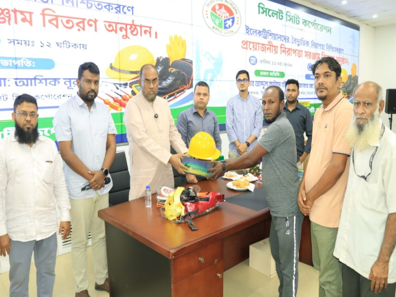 নিরাপত্তা সরঞ্জাম বিতরণ অনুষ্ঠানে কাইয়ুম চৌধুরী দায়িত্ব পালনের সময় প্রত্যেক কর্মীকে অবশ্যই প্রয়োজনীয় সুরক্ষা সামগ্রী ব্যবহার করতে হবে