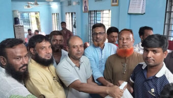 তামাবিল স্থল বন্দরের শ্রমিকদের মাঝে প্রবাসী কল্যাণ মন্ত্রীর ১৫ টন চাল বিতরণ