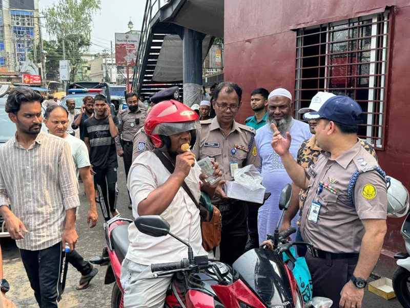 সিলেটে ট্রাফিক পুলিশ সপ্তাহ উপলক্ষে কর্মসূচি উদ্বোধন হেলমেট পরলেই মিষ্টিমুখ