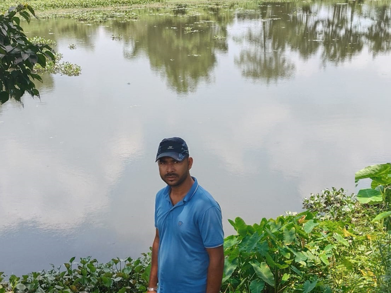 ছাতকে ৩৪ বিঘা অনাবাদী জমিতে মাছ চাষে বদলেছে রাসেলের ভাগ্য