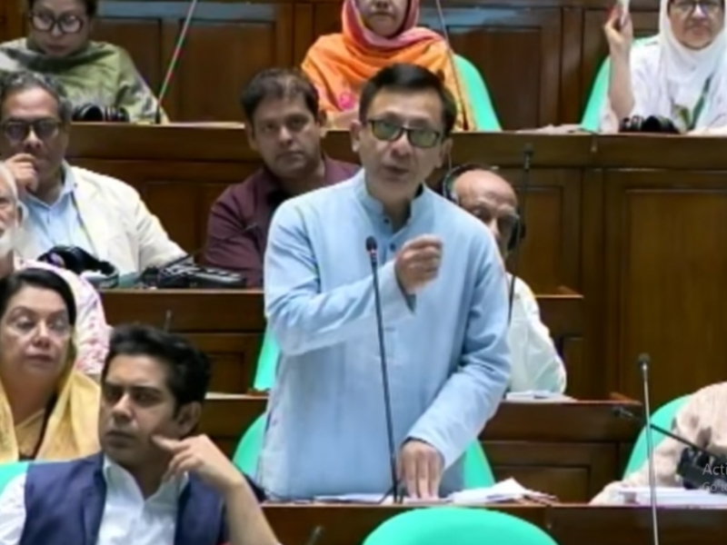 জাতীয় সংসদে বাণিজ্য, শিল্প, পাট ও বস্ত্র মন্ত্রী খন্দকার মুক্তাদির