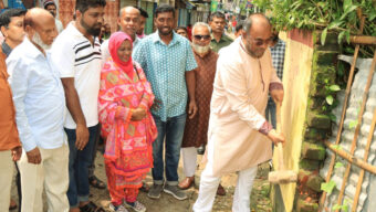 সড়ক সম্প্রসারণ ও ড্রেন নির্মাণ কাজ উদ্বোধনকালে সিসিক প্রশাসক