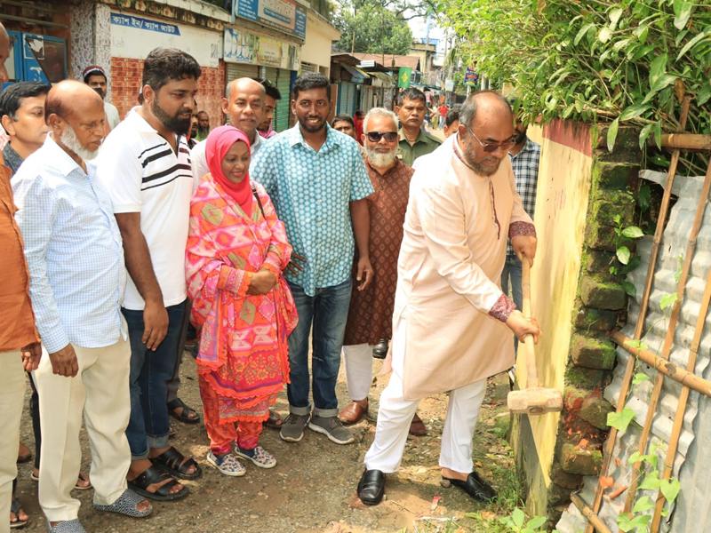 সড়ক সম্প্রসারণ ও ড্রেন নির্মাণ কাজ উদ্বোধনকালে সিসিক প্রশাসক
