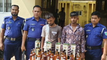 গোয়াইনঘাটে পুলিশের অভিযানে ৬০ বোতল ভারতীয় মা/দ/ক জ/ব্দ, আ/ট/ক ২