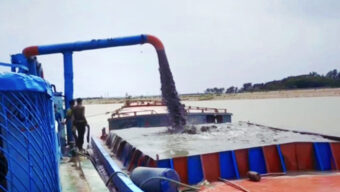 শাল্লায় কালনী নদীতে অবৈধ বালু ও মাটি উত্তোলন: বিলীন হওয়ার শঙ্কায় দুই গ্রাম, প্রতিরোধের মুখে হামলা