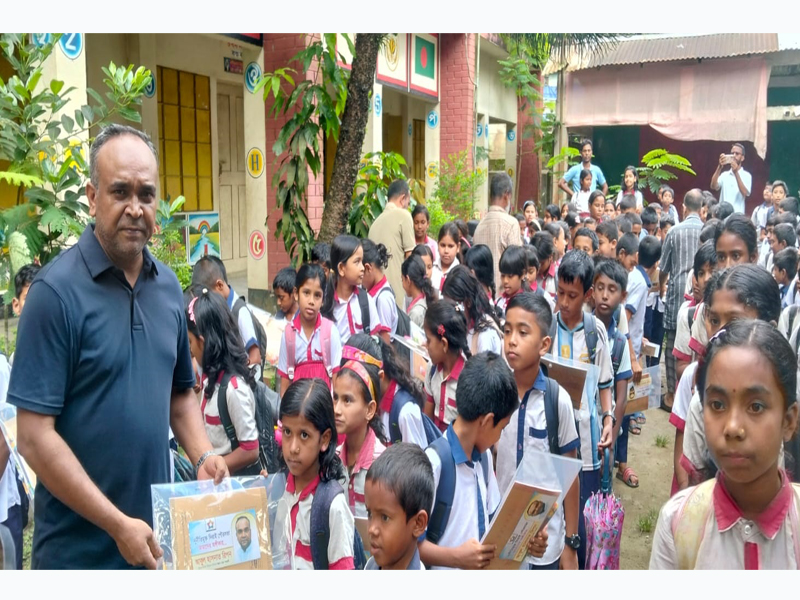 দিরাইয়ে শিক্ষা উপকরণ বিতরণ করেন মেয়র প্রার্থী আবুল হাসনাত রিপন