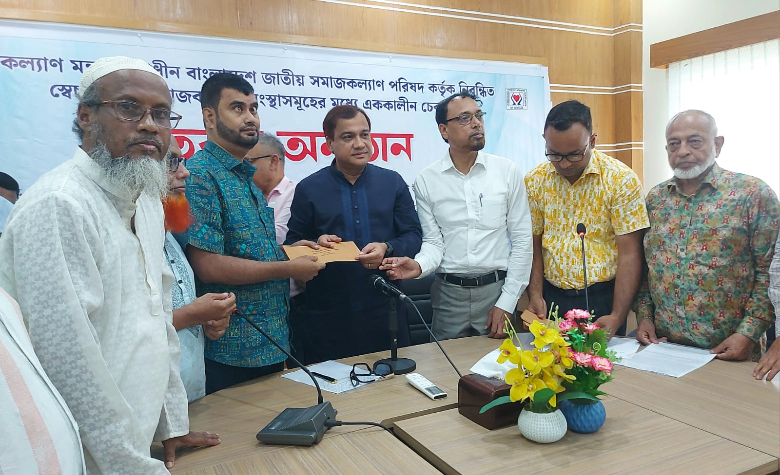 অনুদানের চেক বিতরণকালে কয়েস লোদী সমাজের কল্যাণে স্বেচ্ছাসেবী সংগঠনের ভূমিকা অপরিসীম