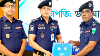 সিলেট রেঞ্জের মধ্যে শ্রেষ্ট অফিসার হিসেবে সম্মাননাপত্র গ্রহন করেন দিরাই থানার ওসি মোঃ আমিনুল ইসলাম