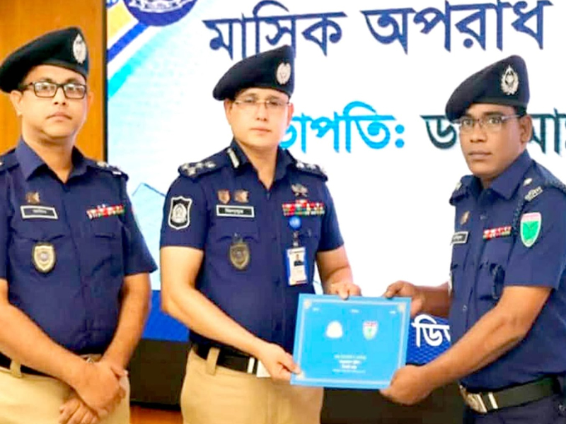 সিলেট রেঞ্জের মধ্যে শ্রেষ্ট অফিসার হিসেবে সম্মাননাপত্র গ্রহন করেন দিরাই থানার ওসি মোঃ আমিনুল ইসলাম