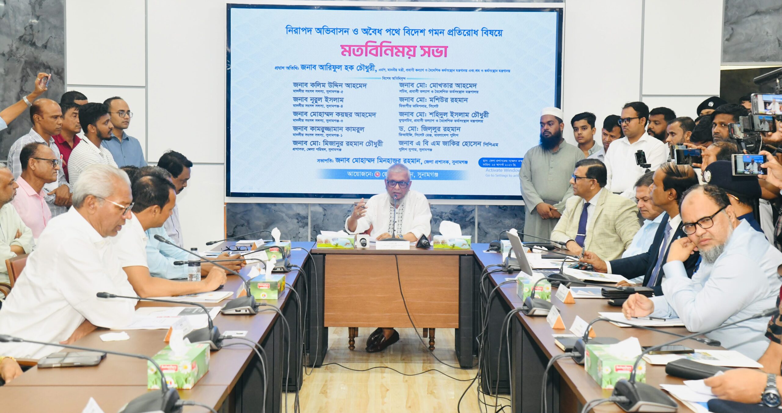 সুনামগঞ্জে প্রবাসী কল্যাণ ও বৈদেশিক কর্মসংস্থান মন্ত্রী আরিফুল হক চৌধুরী অবৈধ পথে বিদেশযাত্রা এবং সংশ্লিষ্ট দালালদের ফাঁদ প্রতিরোধে কঠোর পদক্ষেপের নির্দেশ