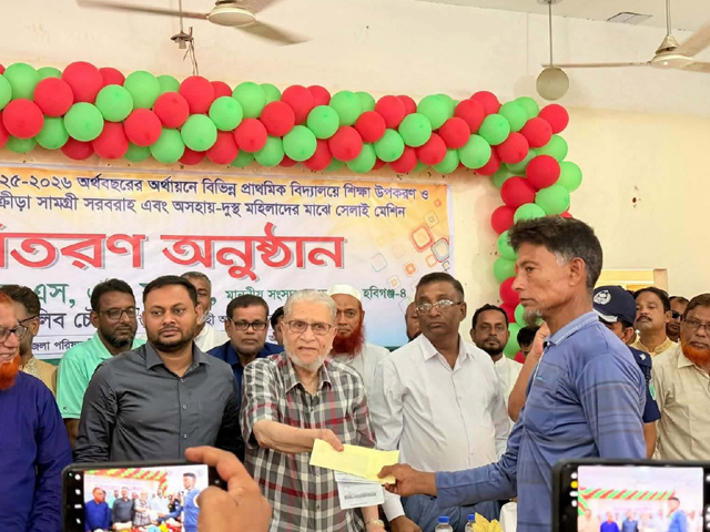 চুনারুঘাটে শিক্ষার্থীদের ক্রীড়া সামগ্রী ও দুস্থ নারীদের সেলাই মেশিন বিতরণ