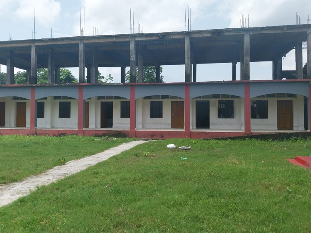 ওসমানীনগরে ফাটলধরা হস্তান্তরিত না হওয়া ভবনে পাঠদান