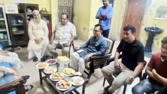 অসুস্থ বিএনপি নেতা হাজী ফারুক আহমেদকে দেখতে বাসভবনে বাণিজ্যমন্ত্রী খন্দকার আব্দুল মুক্তাদির