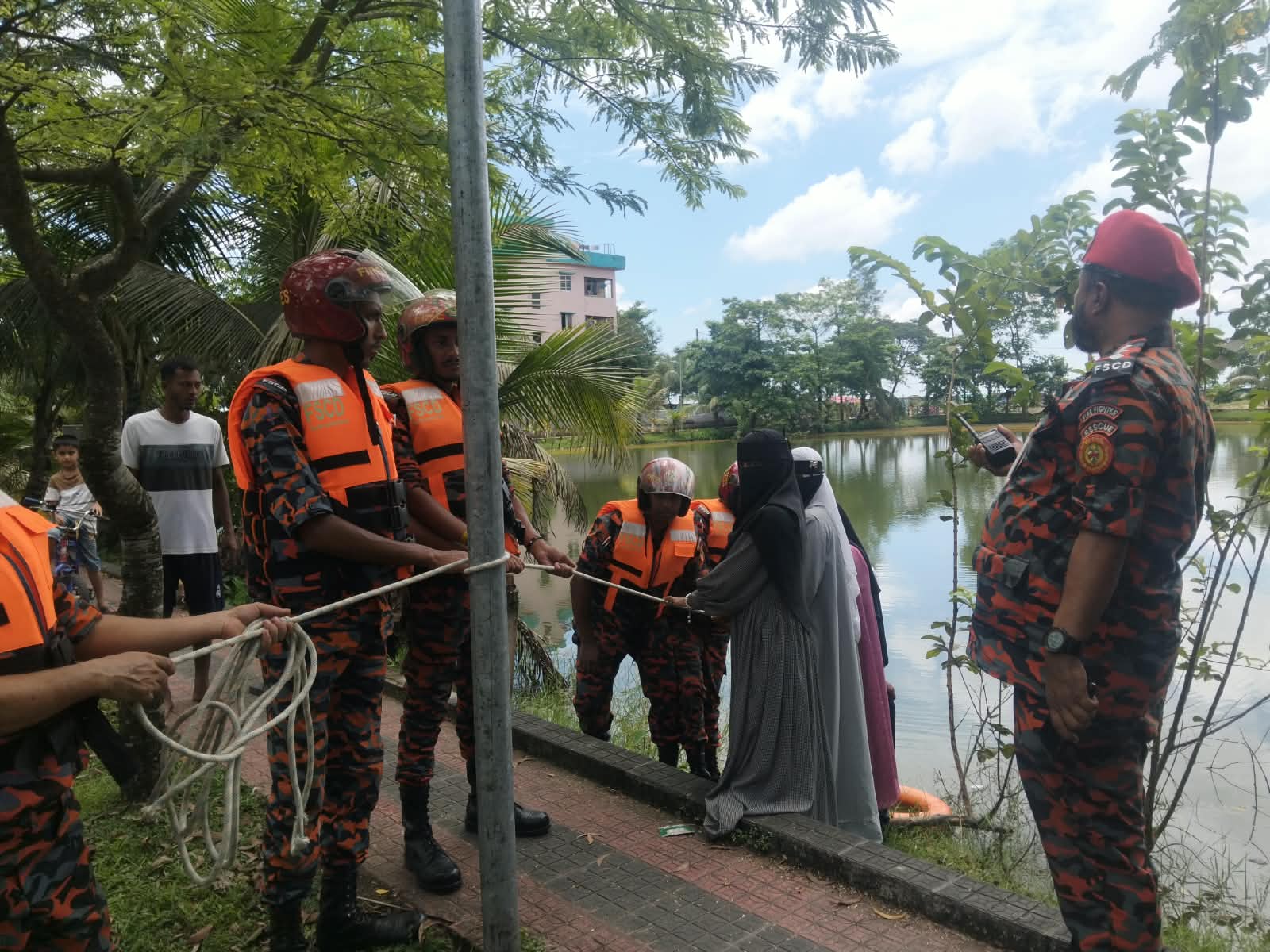 শান্তিগঞ্জে আকস্মিক বন্যা মোকাবিলায় ফায়ার সার্ভিস ও অ্যামেচার রেডিওর যৌথ দুর্যোগ মহড়া