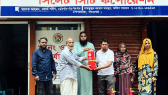 অগ্নিঝুঁকি মোকাবিলায় কলোনির মালিক ও কেয়ারটেকারদের মাঝে ফায়ার এক্সটিংগুইশার বিতরণ
