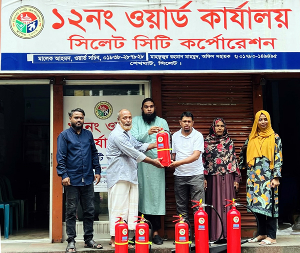 অগ্নিঝুঁকি মোকাবিলায় কলোনির মালিক ও কেয়ারটেকারদের মাঝে ফায়ার এক্সটিংগুইশার বিতরণ