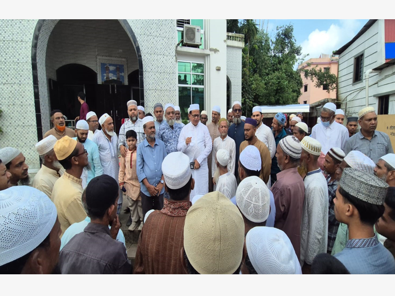 ইলাশকান্দিতে মুসল্লিদের সাথে ইমদাদ চৌধুরীর মতবিনিময়