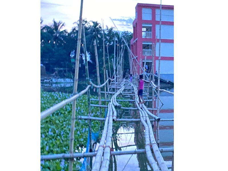 দিরাইয়ে পাঁচ দশকেও হয়নি স্থায়ী সড়ক বাঁশের সাঁকোই পেরুয়া-মধুপুরবাসীর একমাত্র ভরসা