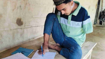 দুই হাত নেই, তবুও অদম্য আশরাফের স্বপ্ন স্বাবলম্বী হওয়া