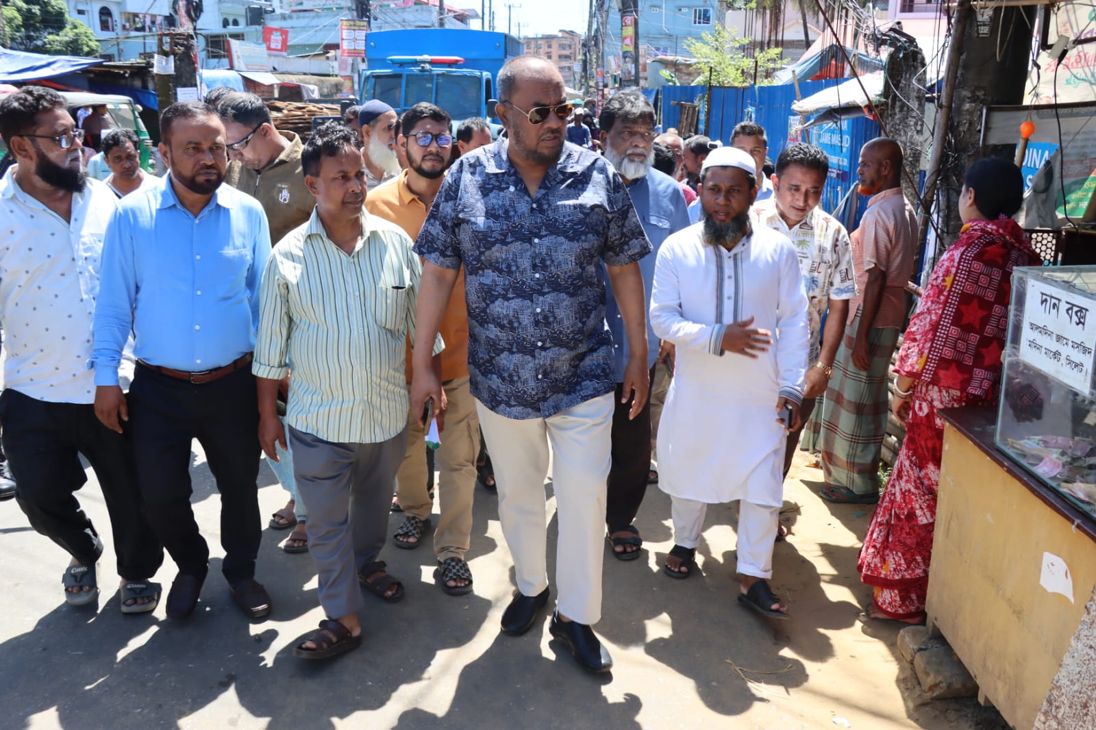 মদীনা মার্কেট এলাকা পরিদর্শনকালে সিসিক প্রশাসক সবার সহযোগিতায় উন্নত ড্রেনেজ ব্যবস্থা গড়তে চাই
