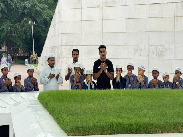 এতিমদের নিয়ে শহীদ জিয়া ও বেগম জিয়ার কবর জিয়ারত করলেন প্যাটারসন সিটি বিএনপির সাধারণ সম্পাদক রুহেল