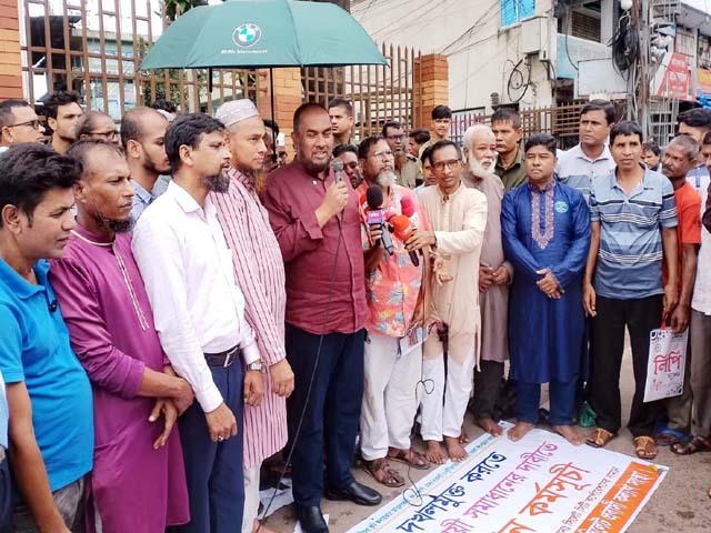 সিলেটে ফুটপাত ও রাস্তা দখলমুক্তে স্থায়ী সমাধানের দাবিতে সিসিকের সামনে অবস্থান কর্মসূচী