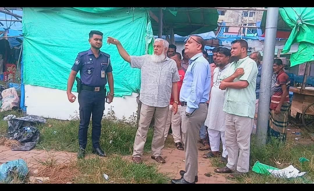 লালদীঘির পাড় হকার মার্কেট পরিদর্শনে জেলা প্রশাসক