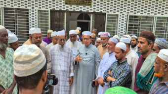 বড়বাড়ি খলাপাড়া চান্দিয়ালা জামে মসজিদে মুসল্লীদের সঙ্গে ইমদাদ চৌধুরীর কুশল বিনিময়
