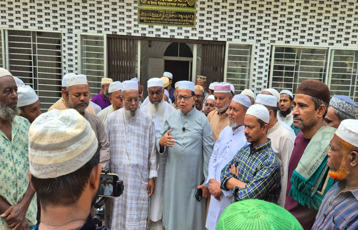বড়বাড়ি খলাপাড়া চান্দিয়ালা জামে মসজিদে মুসল্লীদের সঙ্গে ইমদাদ চৌধুরীর কুশল বিনিময়
