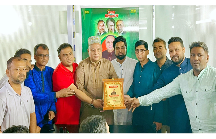মাসরুর রাসেলকে সংবর্ধনা স্মারক প্রদান ‘সংগ্রাম ও ত্যাগের মাধ্যমেই দলকে সুসংগঠিত করতে হবে’ : অ্যাডভোকেট এমরান চৌধুরী