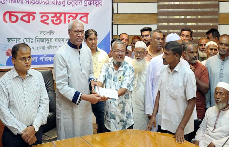 সুনামগঞ্জ জেলা পরিষদের বিভিন্ন প্রকল্পের চেক বিতরণ