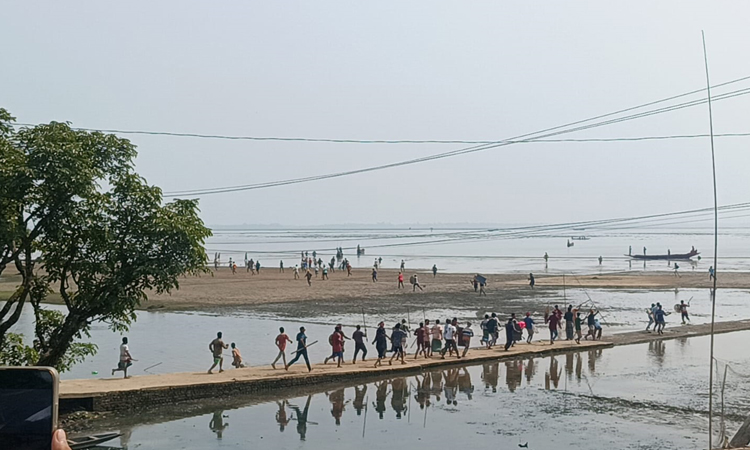 তাহিরপুরে তুচ্ছ ঘটনায় দুই পক্ষে রণক্ষেত্র: আহত ৫০, অগ্নিসংযোগ
