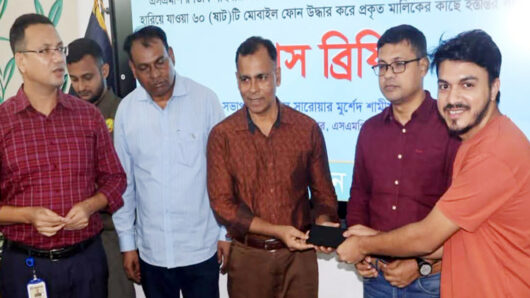 উদ্ধারকৃত ৬০টি হারিয়ে যাওয়া মোবাইল ফোন মালিকদের হস্তান্তর