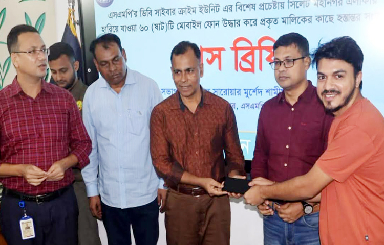 উদ্ধারকৃত ৬০টি হারিয়ে যাওয়া মোবাইল ফোন মালিকদের হস্তান্তর