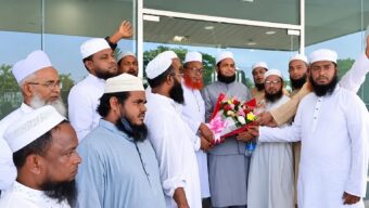 ইউকে জমিয়তে উলামায়ে ইসলামের নেতা মাওলানা শামীম আহমদকে বিমানবন্দরে সংবর্ধনা