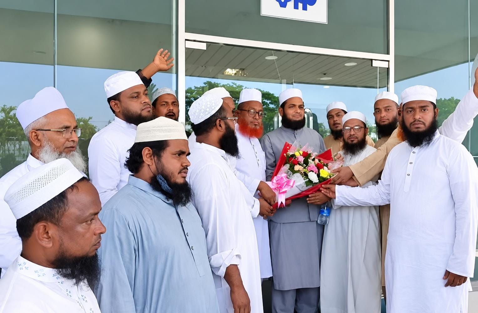 ইউকে জমিয়তে উলামায়ে ইসলামের নেতা মাওলানা শামীম আহমদকে বিমানবন্দরে সংবর্ধনা