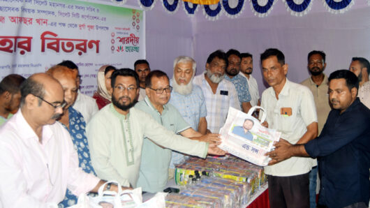 আফসর খানের উদ্যোগে উপহার সামগ্রী বিতরণকালে নাসিম হোসাইন বিএনপি সকল সম্প্রদায়ের সহাবস্থানে বিশ্বাসী