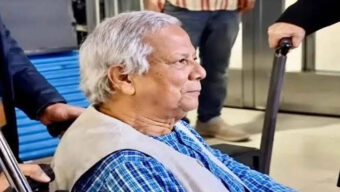 নিউইয়র্ক বিমানবন্দরে ড. ইউনূসকে ঘিরে বিক্ষোভ, হেনস্তার অভিযোগ