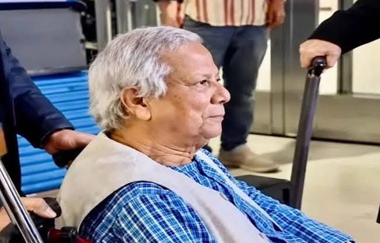 নিউইয়র্ক বিমানবন্দরে ড. ইউনূসকে ঘিরে বিক্ষোভ, হেনস্তার অভিযোগ