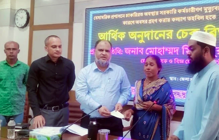 সুনামগঞ্জে ক্ষতিগ্রস্ত সরকারি কর্মচারীদের পরিবারের মাঝে অনুদানের চেক বিতরণ