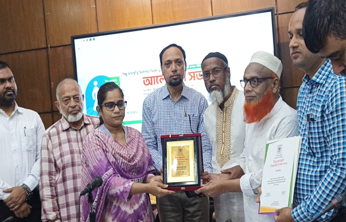 প্রতিবন্ধীদের জীবনমান উন্নয়নে অবদান রাখায় সম্মাননা পেলেন সামছু