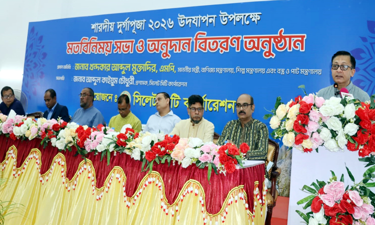 দুর্গাপূজার অনুদান বিতরণকারে বাণিজ্য, শিল্প, বস্ত্র ও পাটমন্ত্রী খন্দকার মুক্তাদির