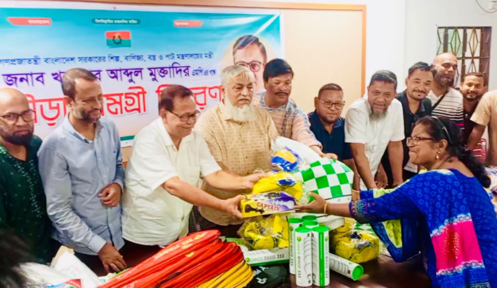খন্দকার মুক্তাদিরের পক্ষে বিভিন্ন স্কুলে ক্রীড়া সামগ্রী প্রদান