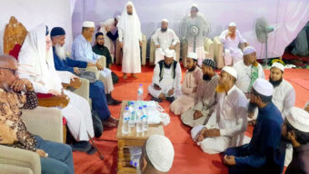 পীর সাহেব বরুণার সাক্ষাতে ইজতেমা ময়দানে প্রবাসী কল্যাণ মন্ত্রী