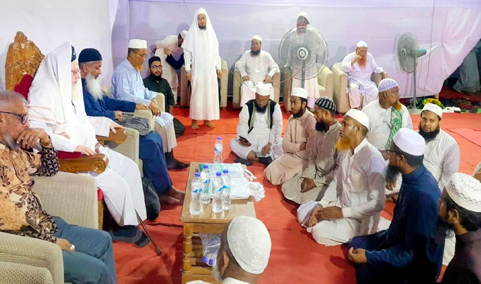 পীর সাহেব বরুণার সাক্ষাতে ইজতেমা ময়দানে প্রবাসী কল্যাণ মন্ত্রী